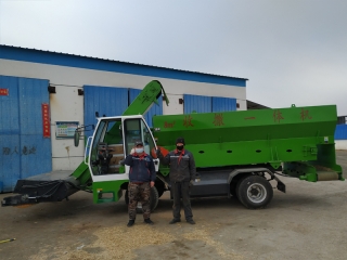 呼和浩特和林格爾董家營鄉8立方收撒一體機